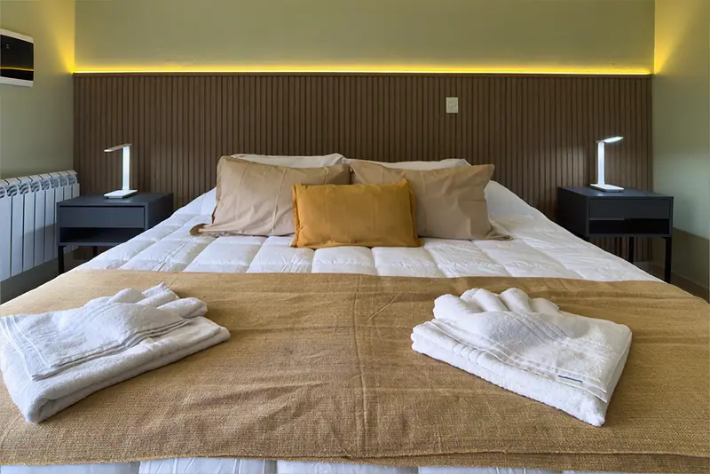 Cama King Size con colchón y ropa de cama de primera calidad